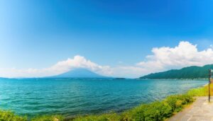 湖と富士山の遠景