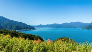 湖畔の花と山々