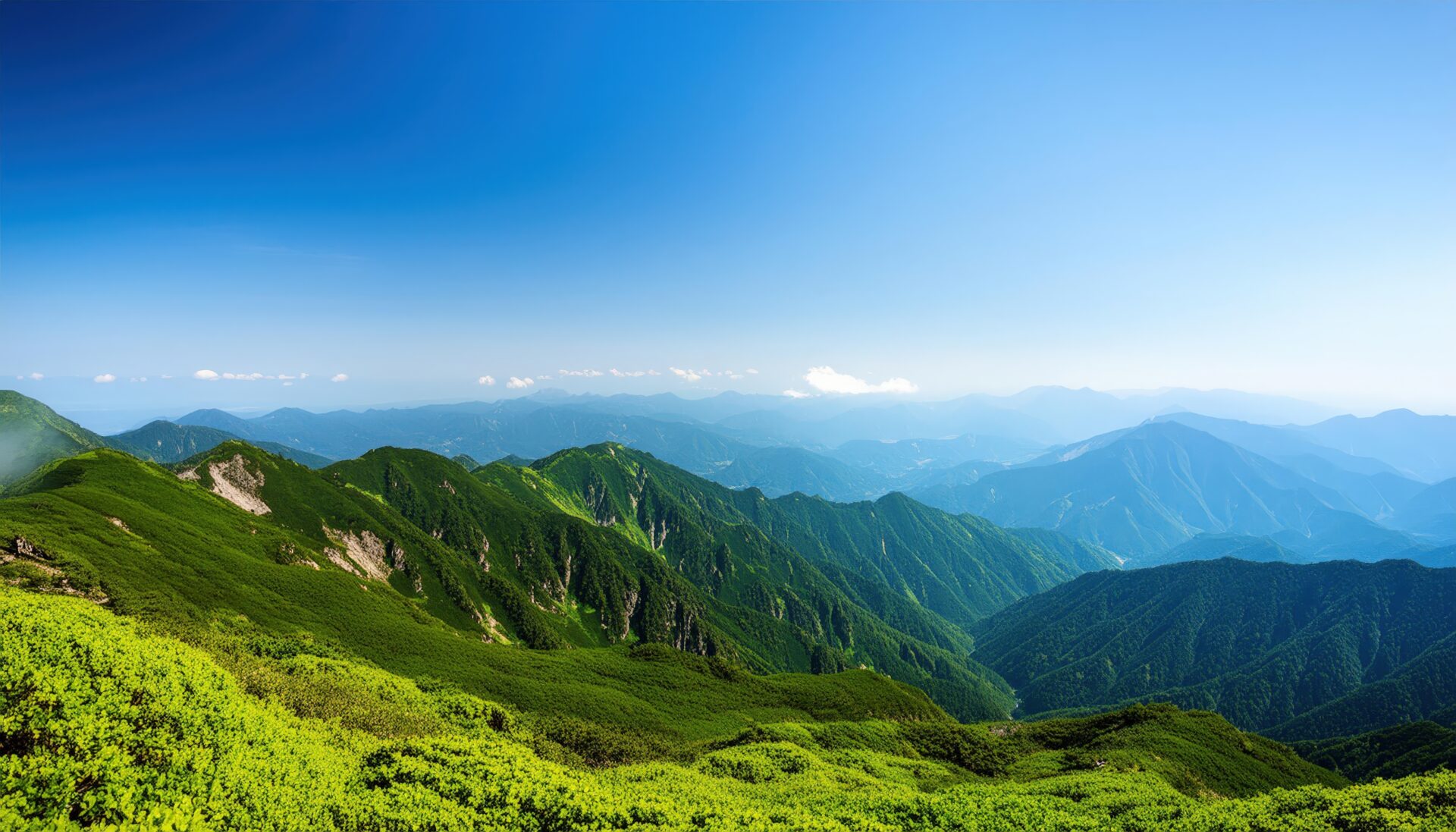 夏の山並みと青空