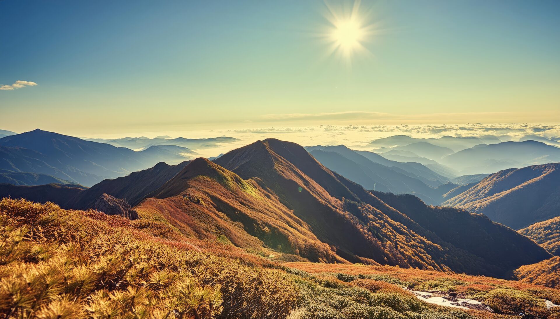 朝日と紅葉の山岳風景