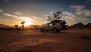 夕焼けの砂漠に停車した車