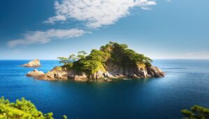 小さな無人島と青い海