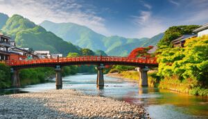 赤い橋と町並み