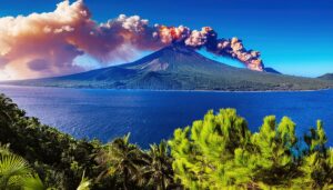 海と噴煙を上げる火山