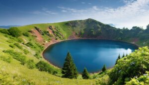 針葉樹に囲まれた山間のカルデラ湖