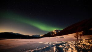 オーロラと雪山が織りなす夜空