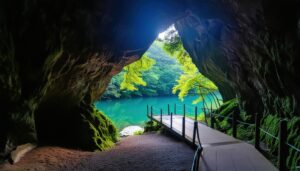 洞窟から見た川の風景