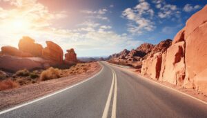 夕日の差す砂漠の道