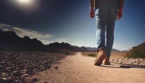 乾いた道を歩く男性の足元