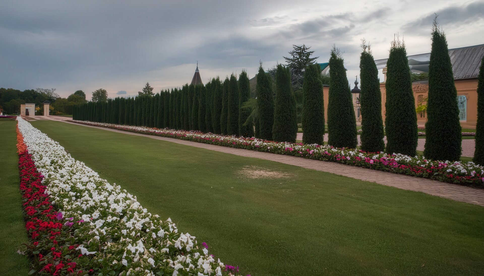 並木と花壇が美しい庭園