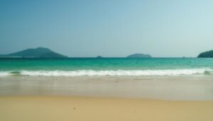 波打ち際と遠くの島々