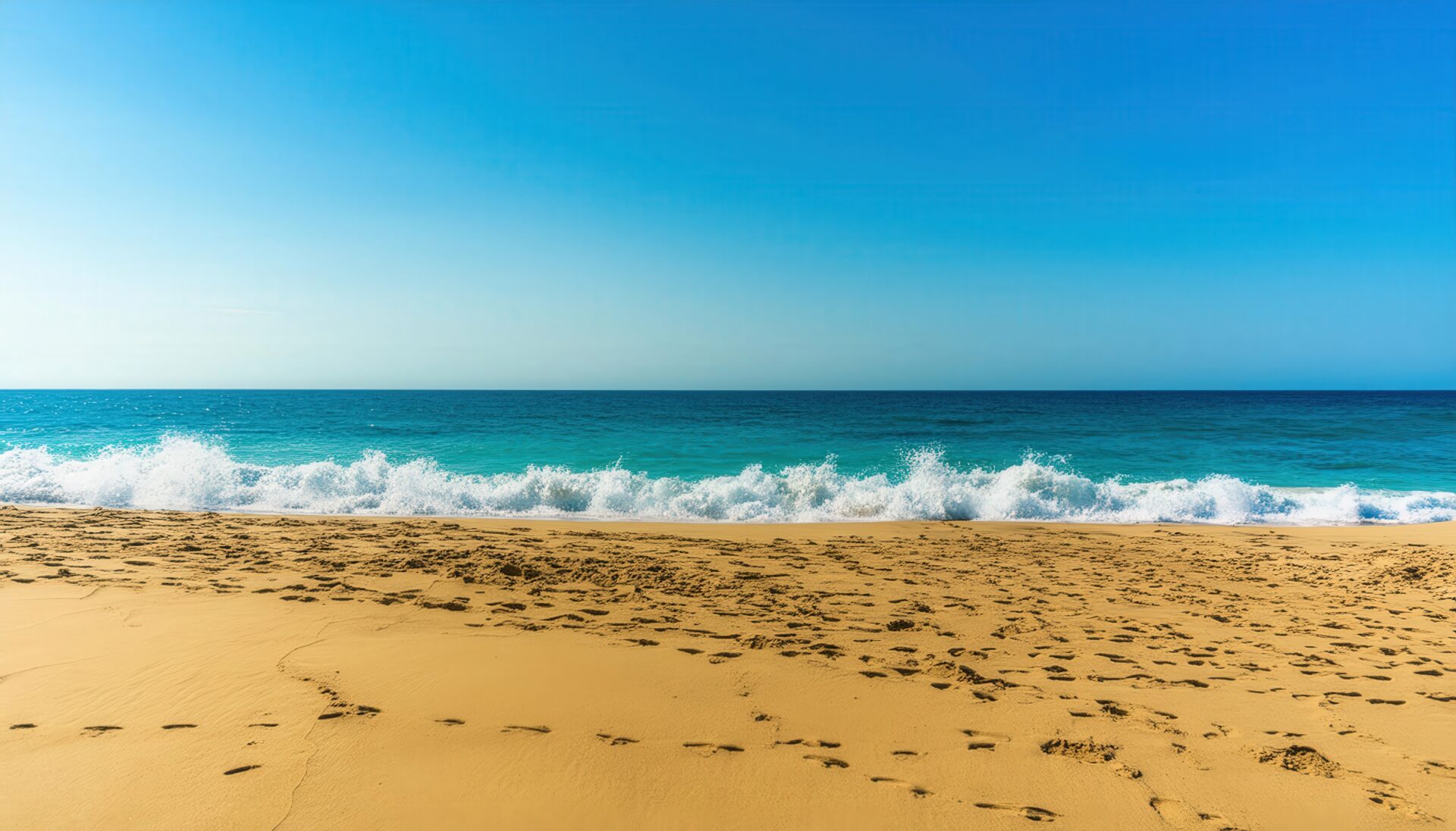 青空と高波のビーチ