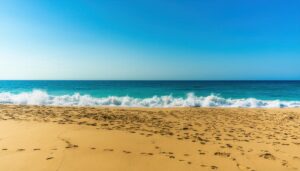 青空と高波のビーチ