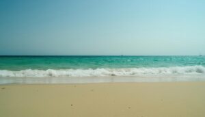 穏やかな波の海岸線