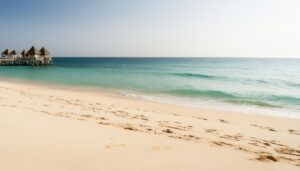 桟橋のある静かなビーチ