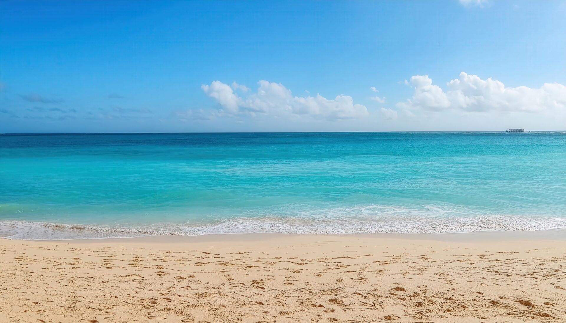 砂浜とエメラルドグリーンの海