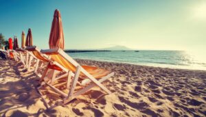 ビーチチェアと夕暮れの海