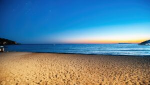 夜の海と浜辺