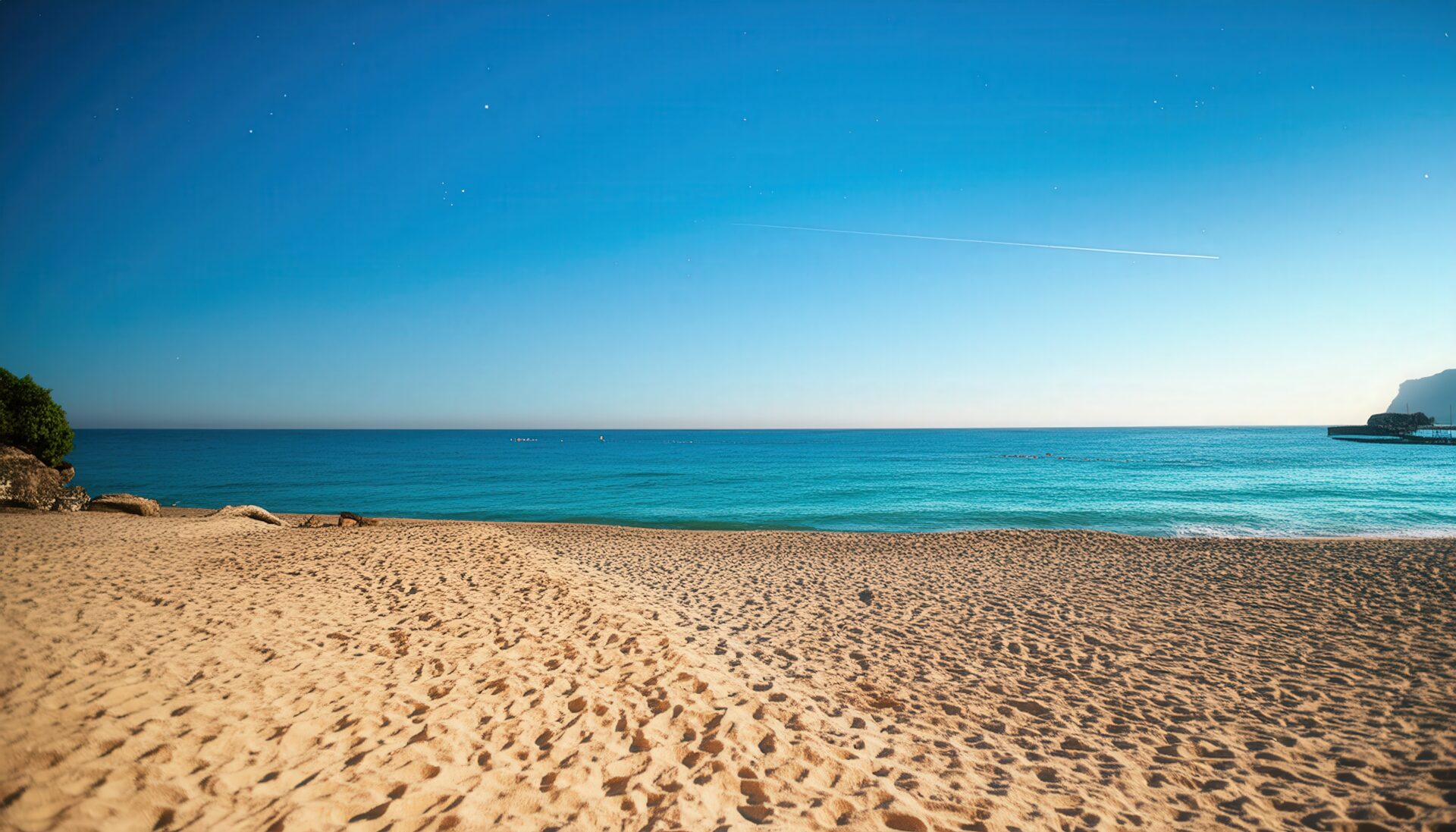 砂浜と青空の海