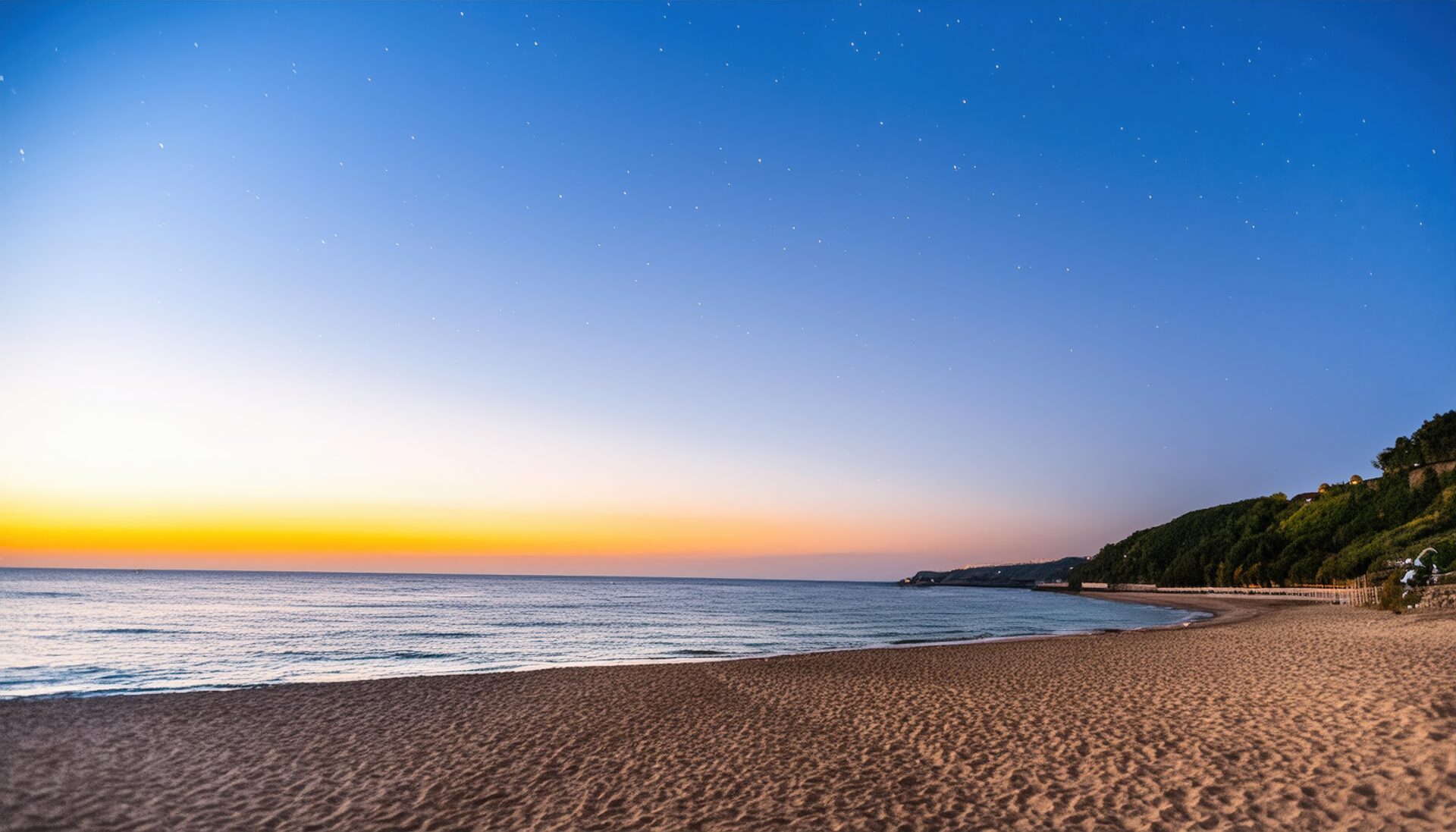 朝焼けの静かなビーチ