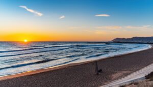 朝日の海と波