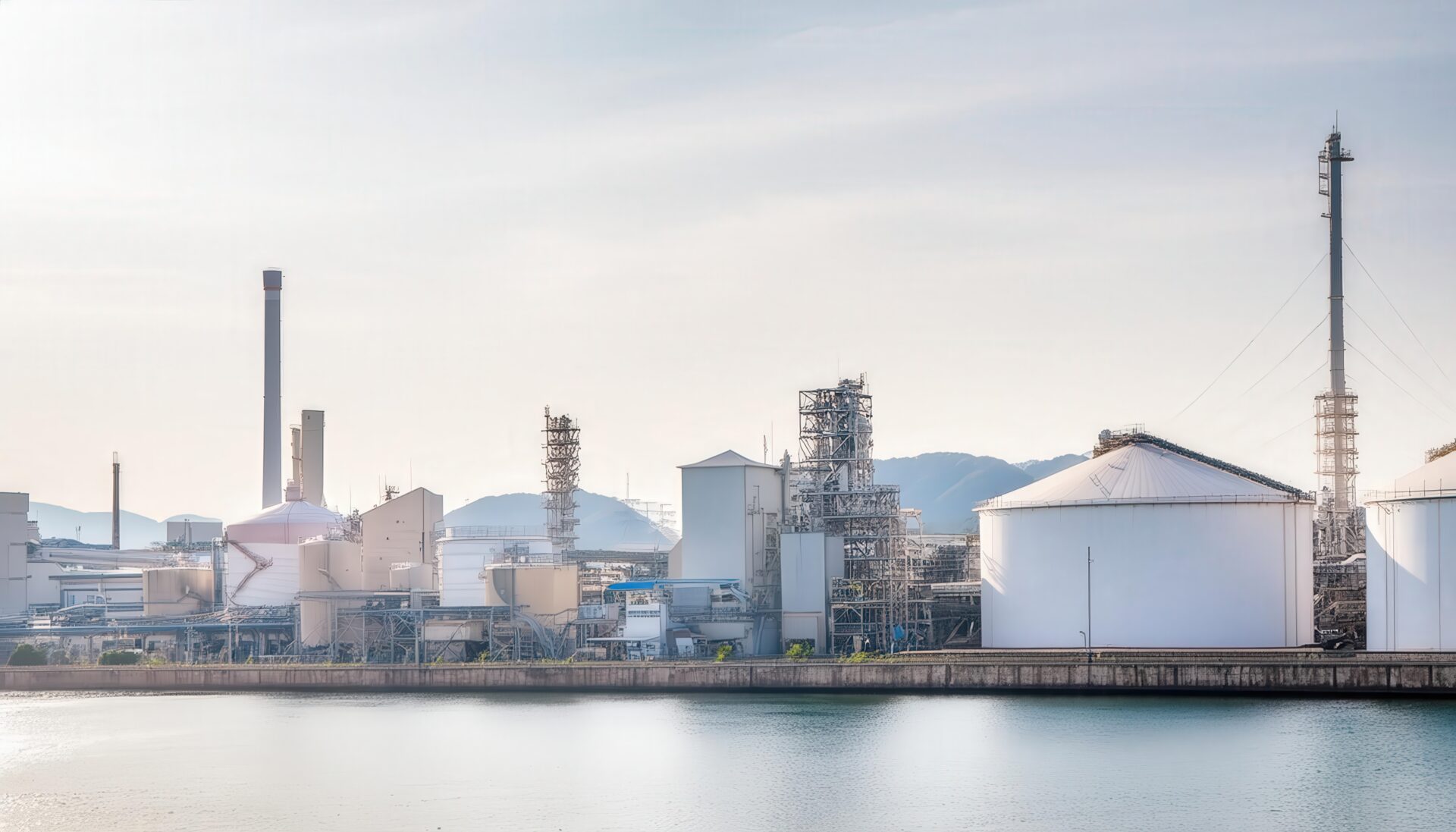 工場地帯と水辺