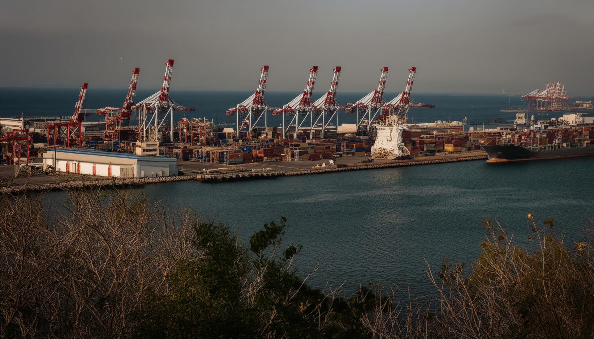 夕暮れの港湾施設
