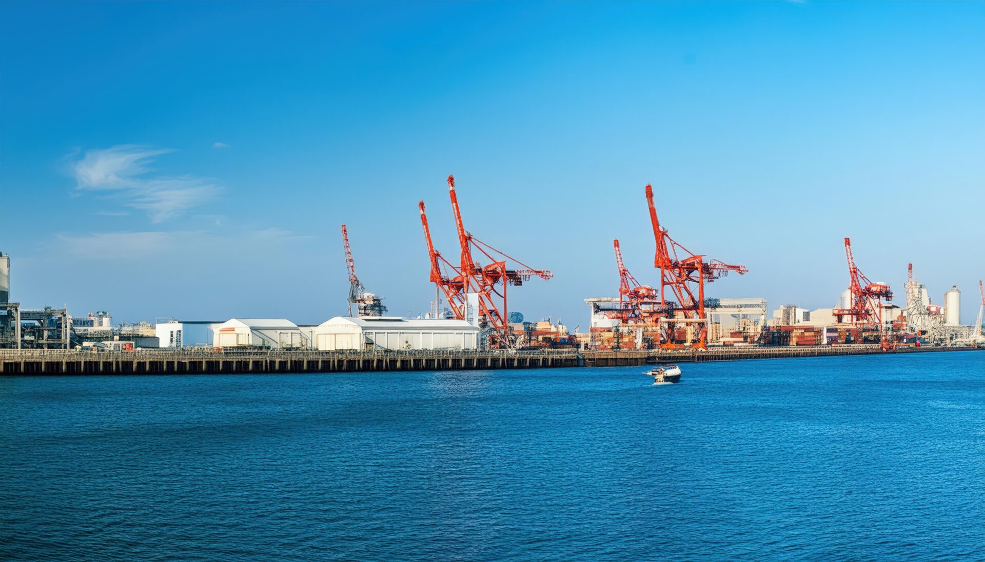 港湾クレーンと倉庫