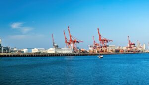 港湾クレーンと倉庫