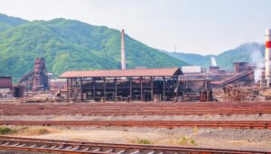 廃工場と緑の山