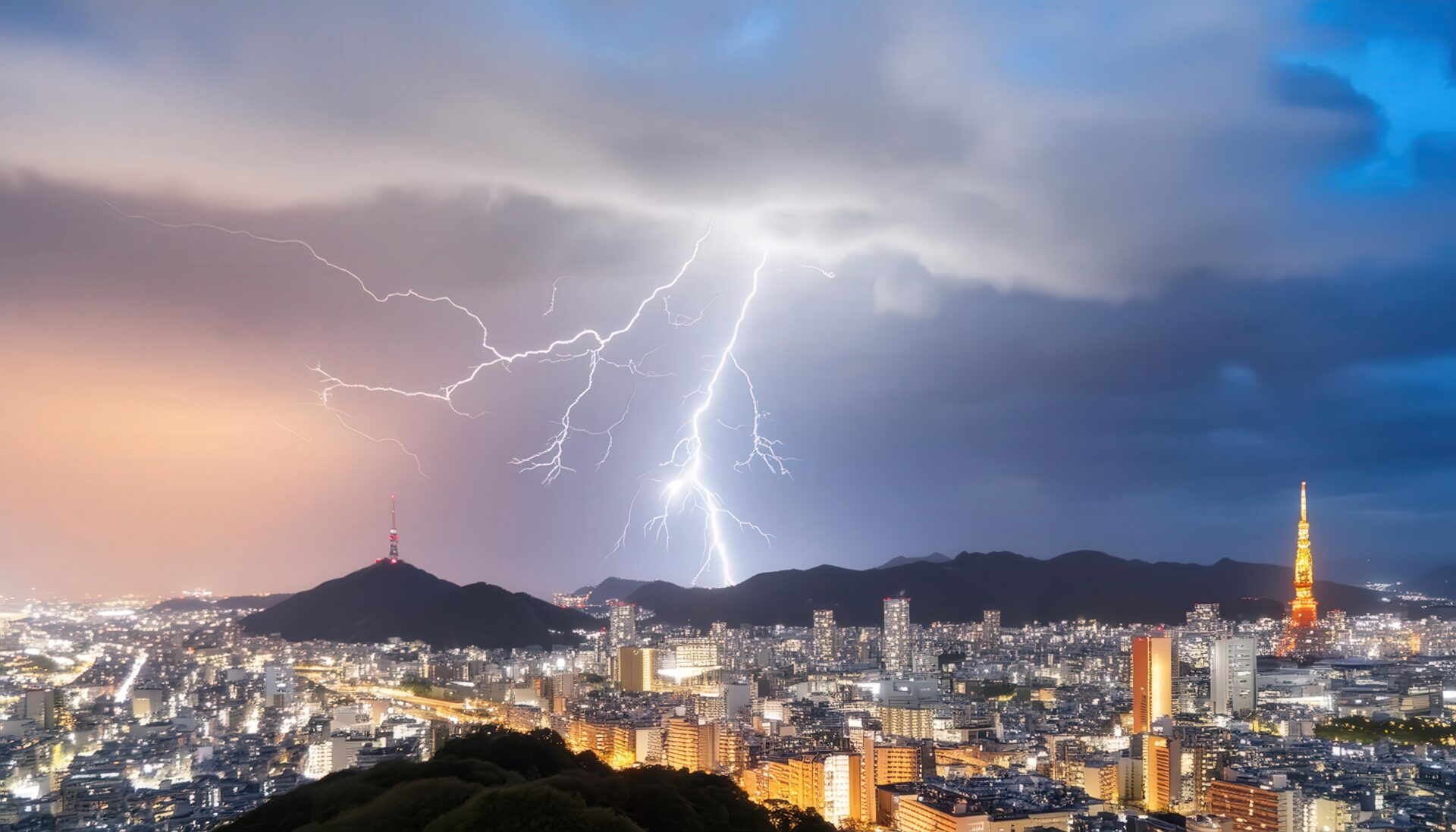 雷と都市の夜景