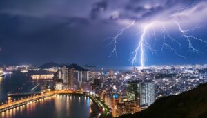 稲妻が輝く都市の夜
