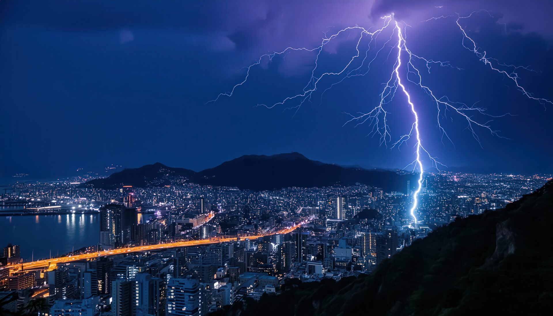 深夜の都市に落ちる雷