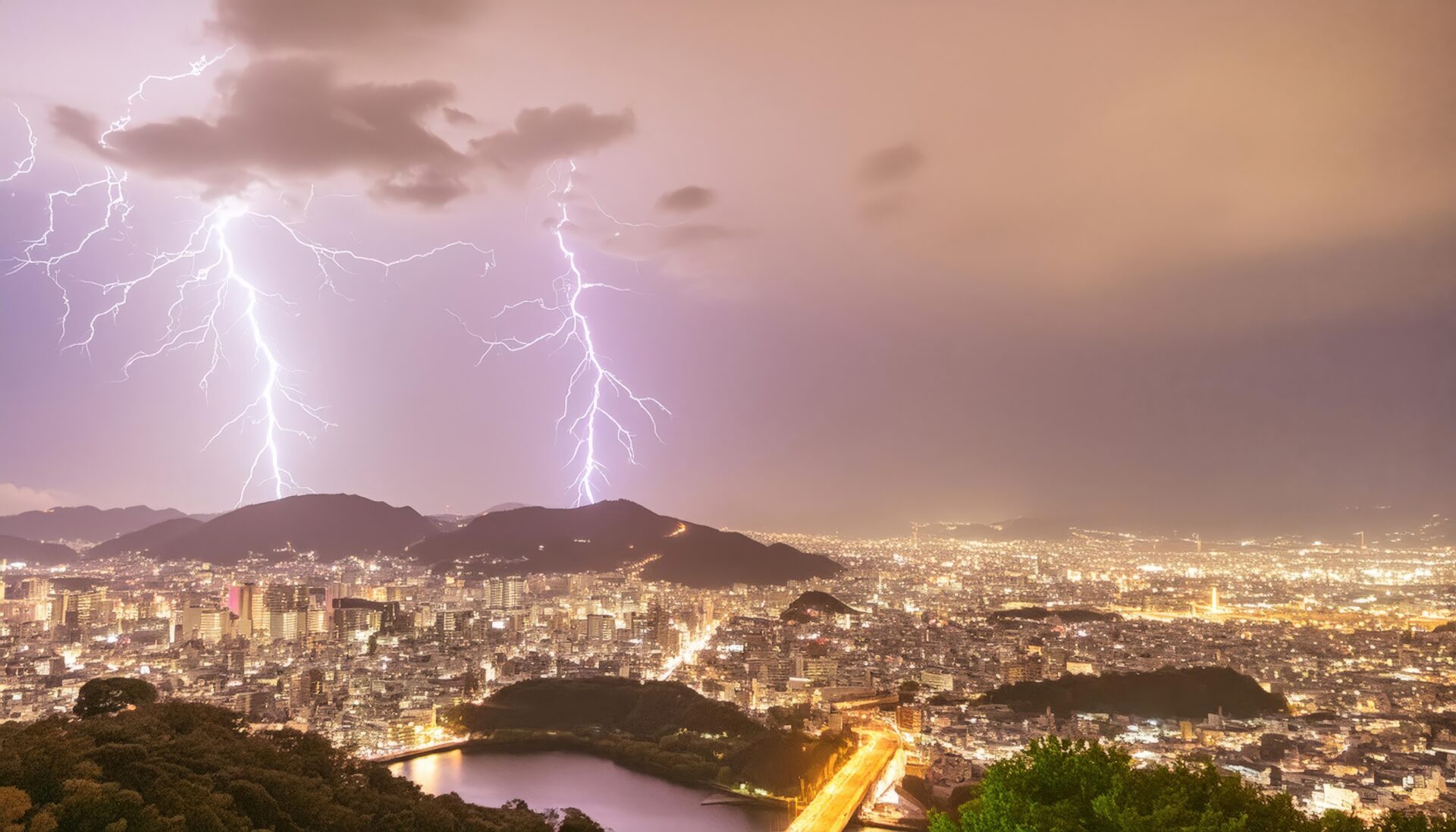 街の上空に広がる雷
