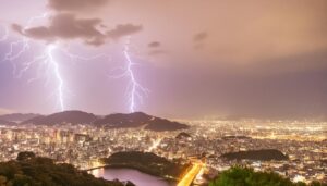 街の上空に広がる雷