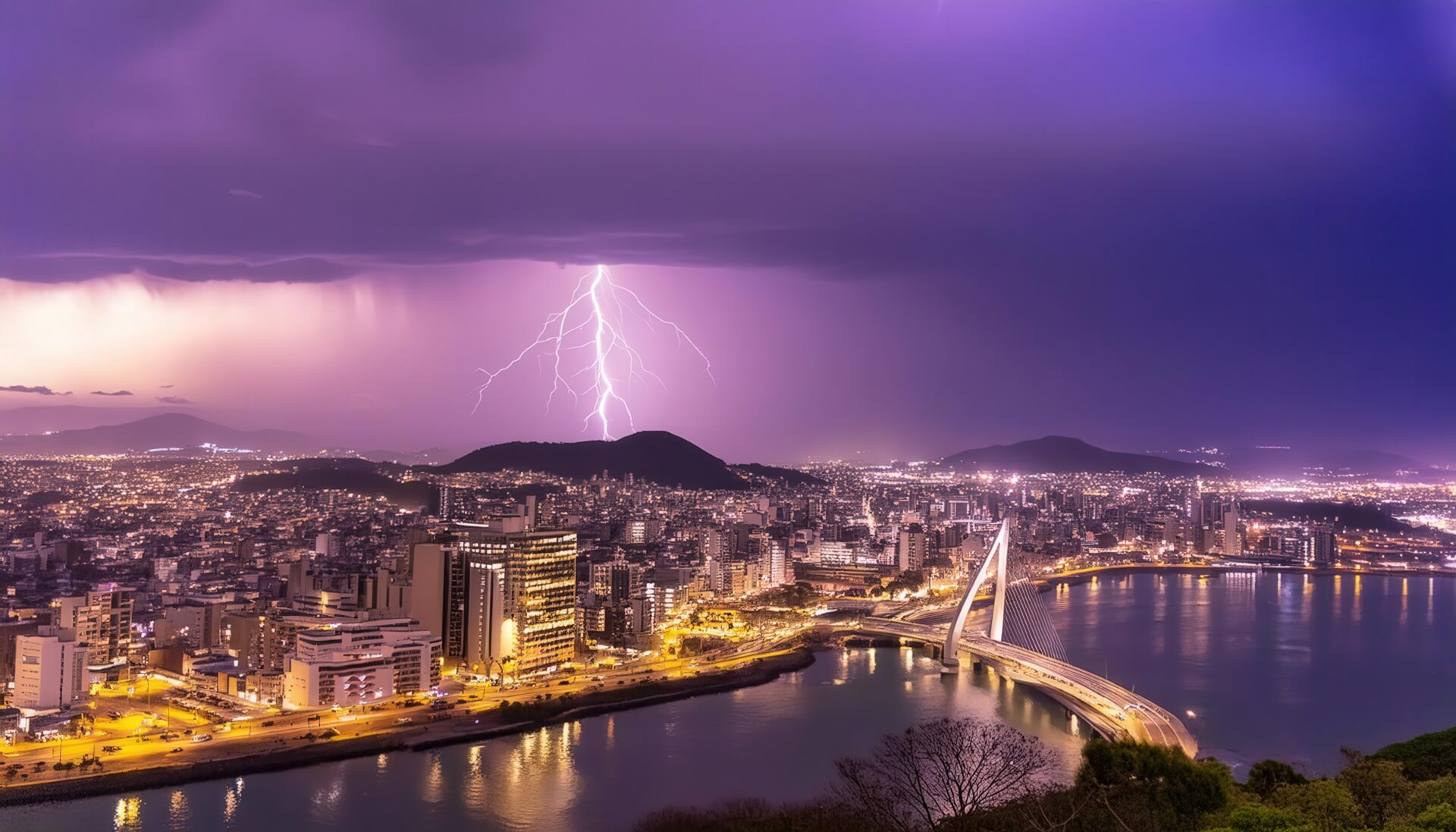 雷と光に照らされた都市夜景