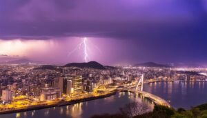 雷と光に照らされた都市夜景