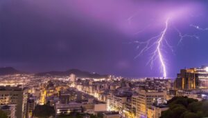 雷が落ちる夜景の都市