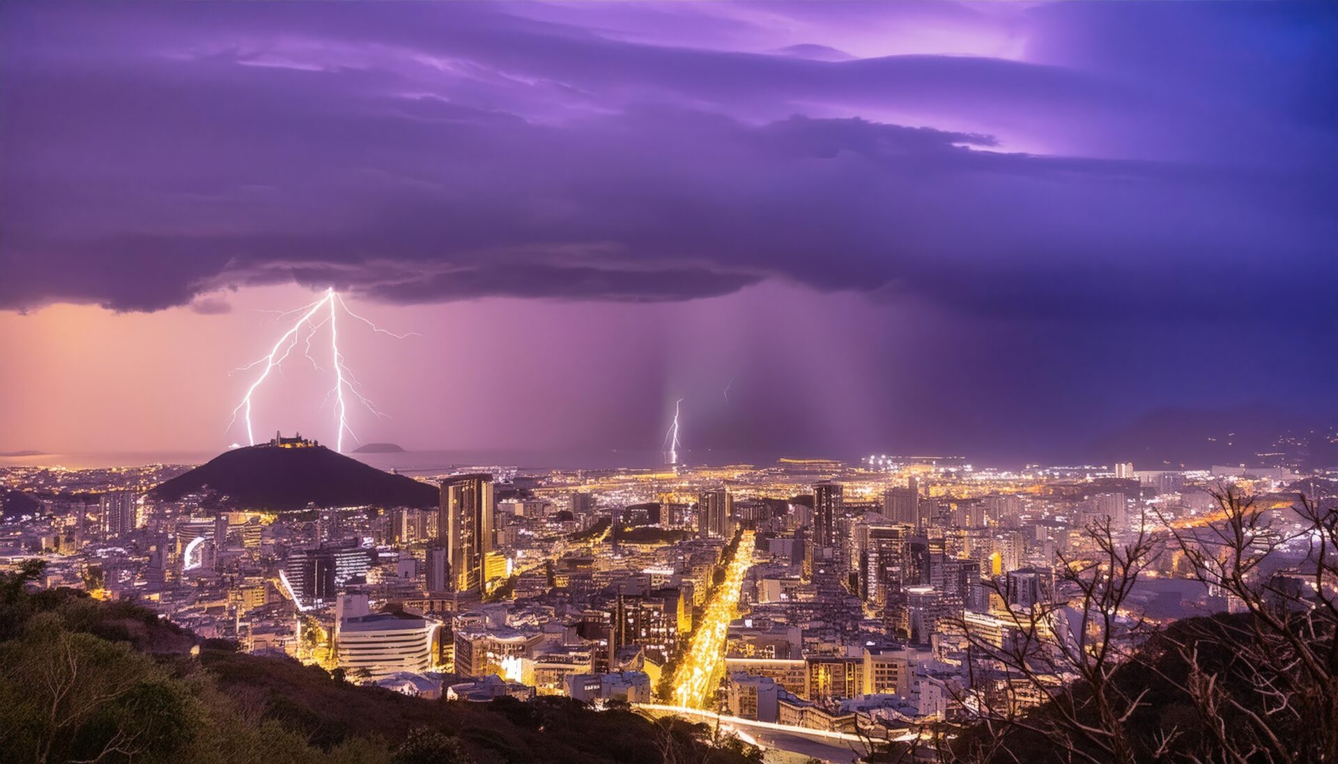 稲妻が輝く都市の夜