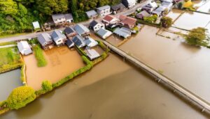 冠水した農村と住宅