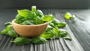 木のボウルに盛られたバジルの葉