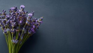 ラベンダーの花束と紺背景