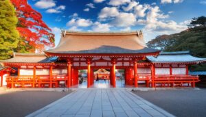 神社と秋の紅葉