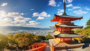 多層の赤い塔と京都の街並み