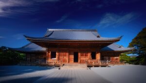 深い青色の空と木造建築の寺院