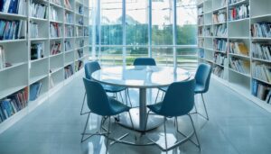 図書館の青い椅子の会議スペース