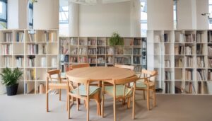 植物と本棚のある明るい図書館スペース