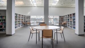 静かな図書館の読書スペース