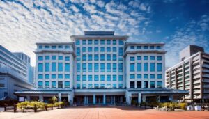 都市に佇む青い大学校舎