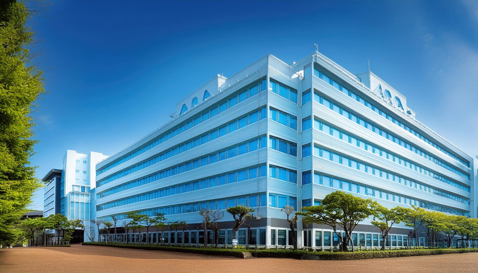 現代的な大学施設と青空